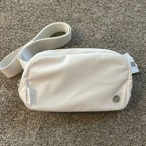 Everywhere Belt Bag 1L white NWT